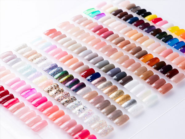 映画を見ながらネイルを楽しむイメージ